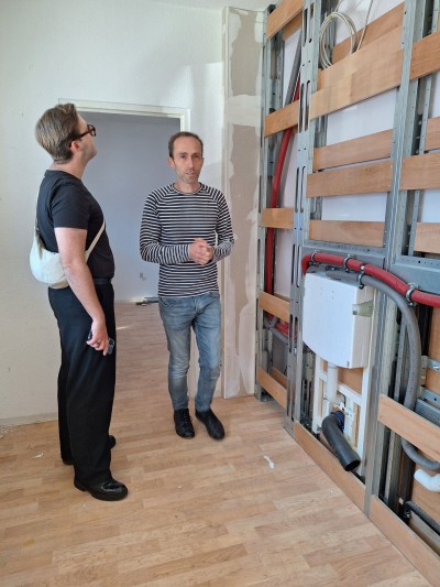 Leonard Scholz im Gespräch mit dem Abteilungsleiter Technik der WGP