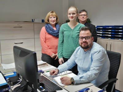 Hoyerswerdaer Azubis mit ihrer Ausbilderin Ursula Händel und WGP-Geschäftsführer Jürgen Scheible