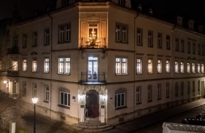 Festlich geschmücktes WGP-Haus in Pirnas Altstadt