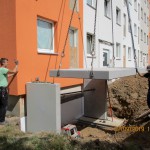 Montage der ersten neuen Balkone im Quartier Lindenstraße