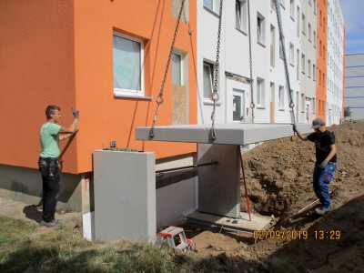 Montage der ersten neuen Balkone im Quartier Lindenstraße