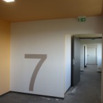 neue Farbgebung und Wegeleitsystem im Treppenhaus