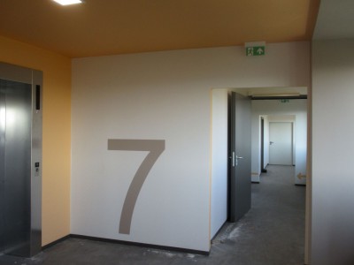 neue Farbgebung und Wegeleitsystem im Treppenhaus