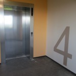 neue Farbgebung und Wegeleitsystem im Treppenhaus