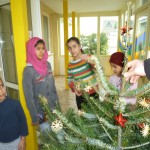 PIRnchen übergibt Weihnachtsgeschenke und einen Weihnachtsbaum