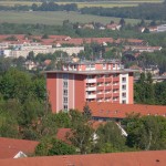 Rotes Hochhaus aus der Ferne